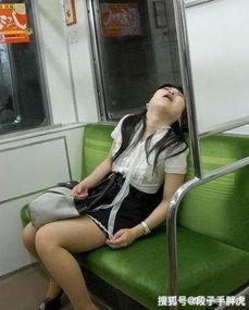日本地铁蓝衣女照片,日本地铁文化一瞥